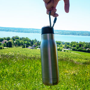 Doppelwandige Edelstahl-Vacuum-Trinkflasche 500ml in edlem Design. Lebensmittel-echt und BPA frei halten sie eiskalte Getränke bis zu 24 Stunden eiskalt und Heißgetränke bis zu 12 Stunden heiß. Smart und erfrischend. Robust! Für Schulkinder geeignet! Ohne