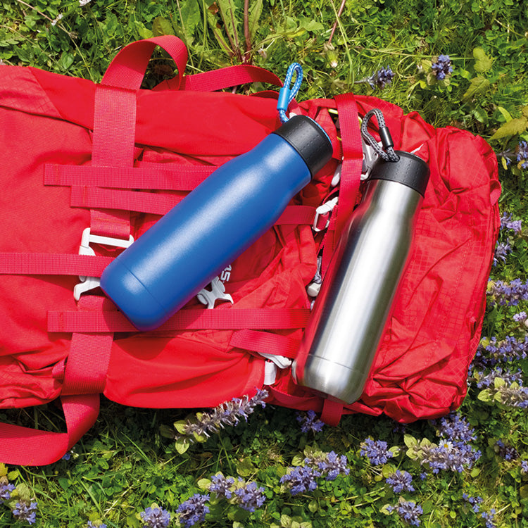 Doppelwandige Edelstahl-Vacuum-Trinkflasche 500ml in edlem Design. Lebensmittel-echt und BPA frei halten sie eiskalte Getränke bis zu 24 Stunden eiskalt und Heißgetränke bis zu 12 Stunden heiß. Smart und erfrischend. Robust! Für Schulkinder geeignet! Ohne