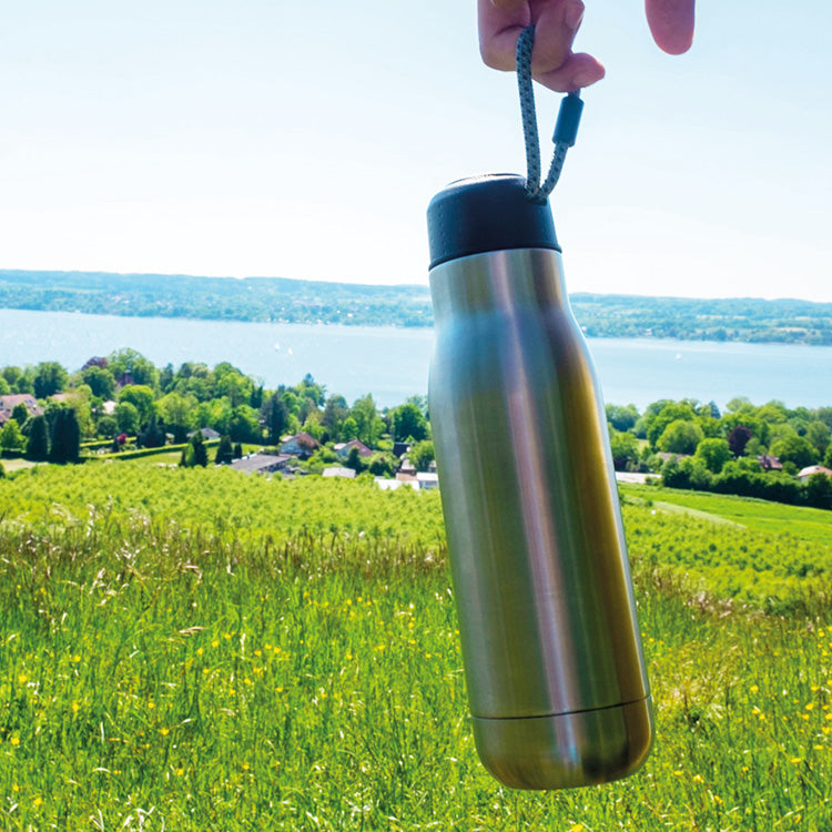 Doppelwandige Vakuum- Trinkflasche 500ml ist Lebensmittel geeignet und BPA frei. Ihr edles Design besticht in Form und Farbe und heiße- Getränke bleiben bis zu 12 Stunden heiß, eiskalte Getränke halten bis zu 24 Stunden. Farbe: silber, blau